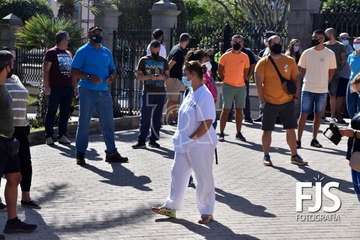 Protesta de los trabajadores del Paco Artiles y encuentro al aire libre con el alcalde en Arnao/TA.